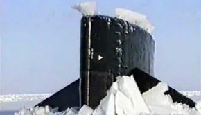 Submarino rompiendo el hielo
